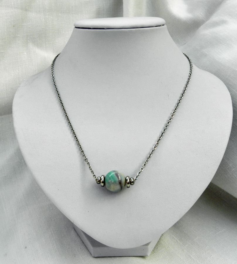 Solitaire ketting met groene agaatsteen en roestvrijstalen kralen