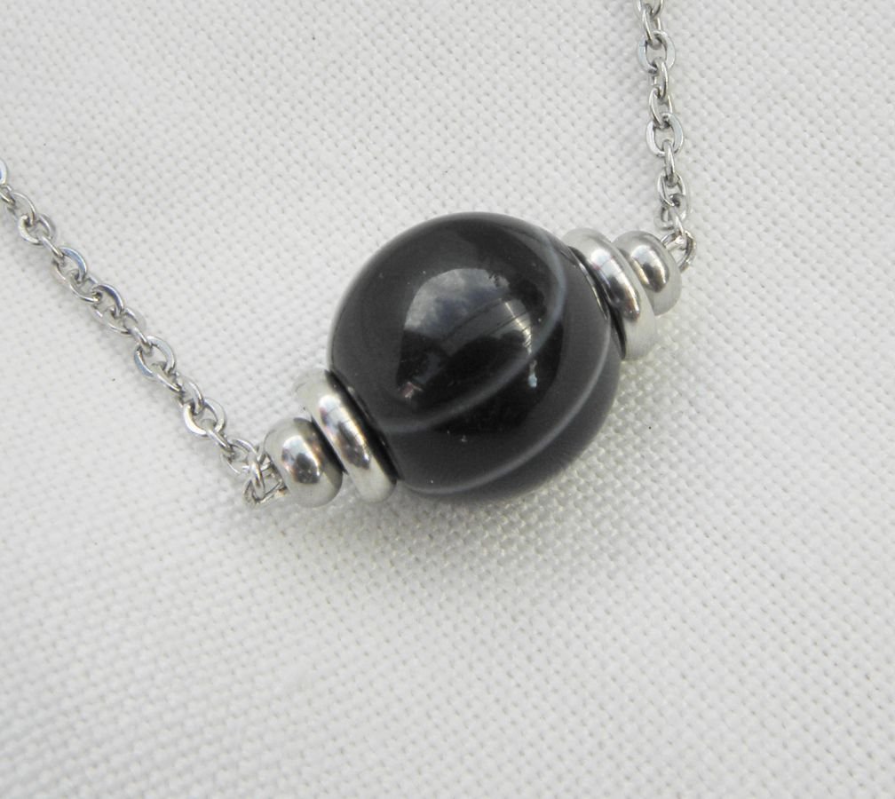 Solitaire ketting met gemarmerde zwarte agaatsteen en roestvrijstalen kralen