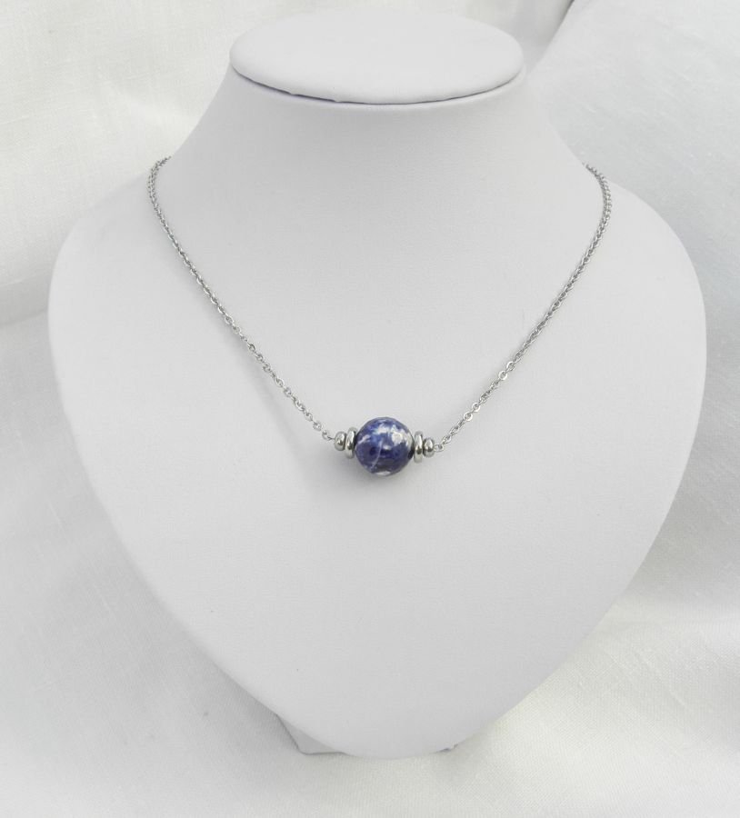 Solitaire ketting met blauwe ronde sodalietsteen en roestvrijstalen kralen