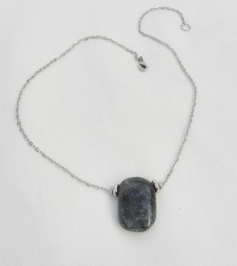 Solitaire ketting met blauwe rechthoekige sodalietsteen en roestvrijstalen kralen