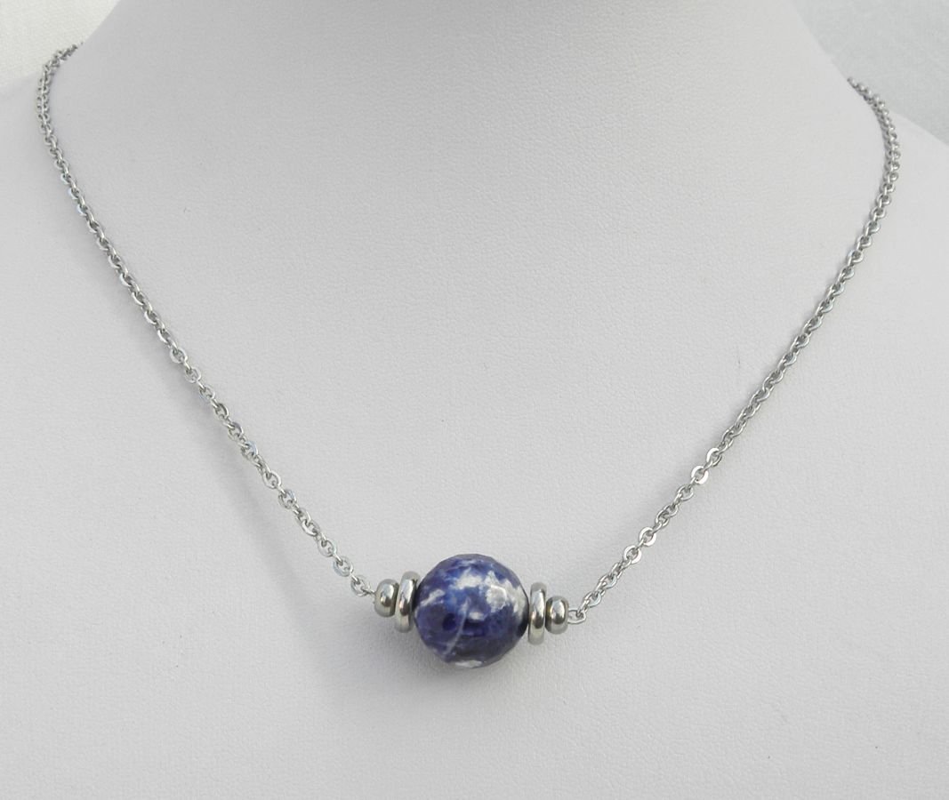 Solitaire ketting met blauwe ronde sodalietsteen en roestvrijstalen kralen