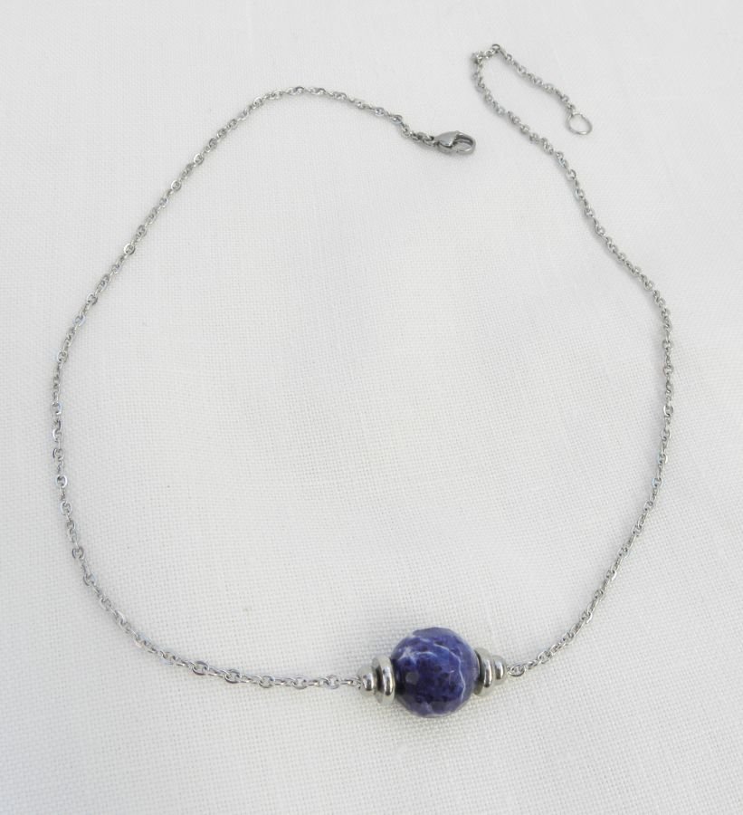Solitaire ketting met blauwe ronde sodalietsteen en roestvrijstalen kralen