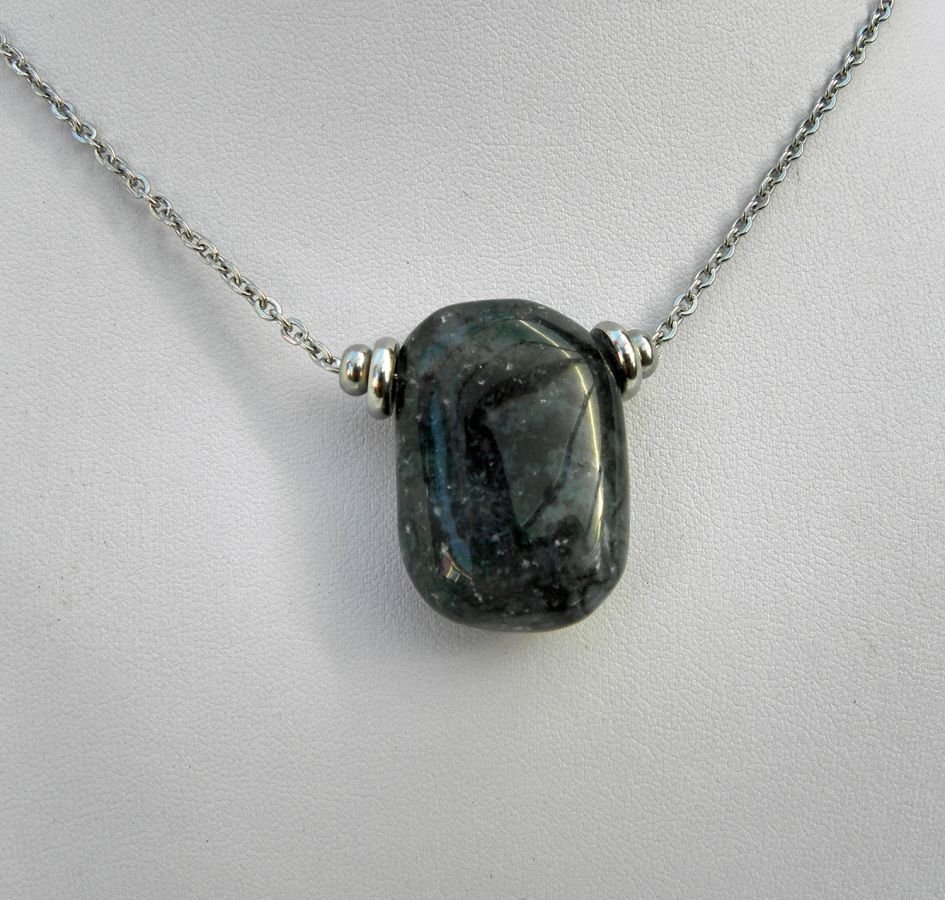 Solitaire ketting met blauwe rechthoekige sodalietsteen en roestvrijstalen kralen