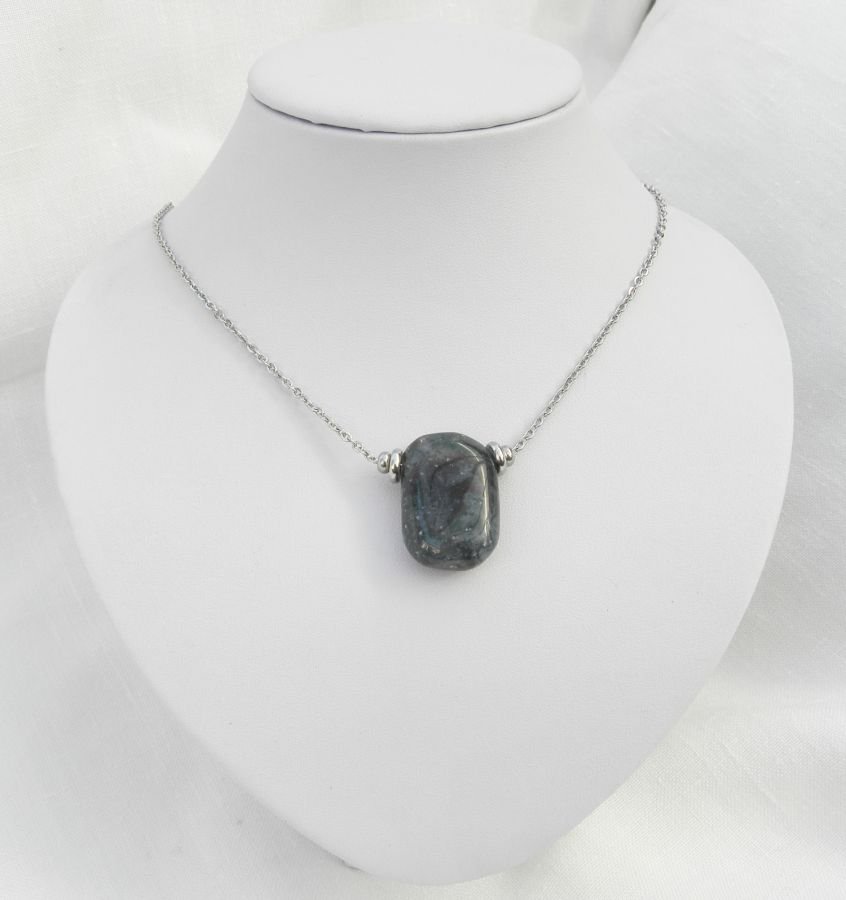 Solitaire ketting met blauwe rechthoekige sodalietsteen en roestvrijstalen kralen