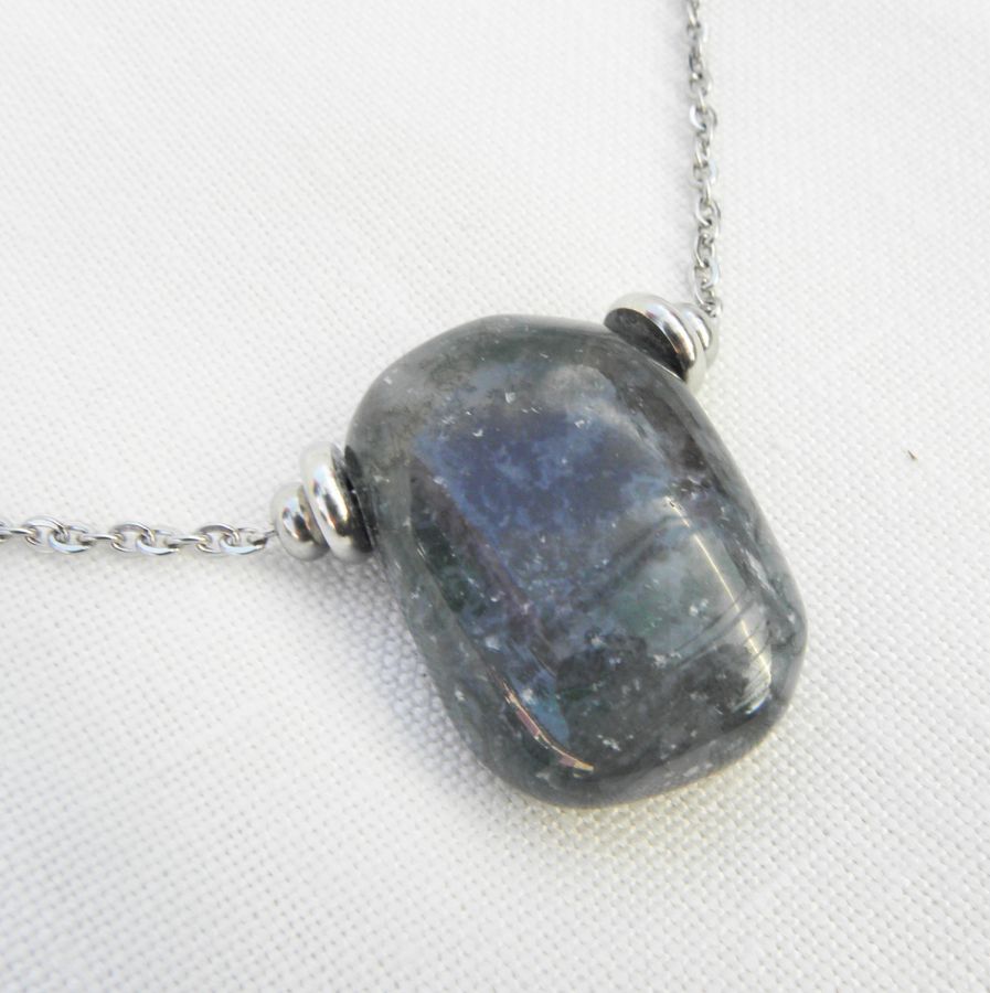 Solitaire ketting met blauwe rechthoekige sodalietsteen en roestvrijstalen kralen
