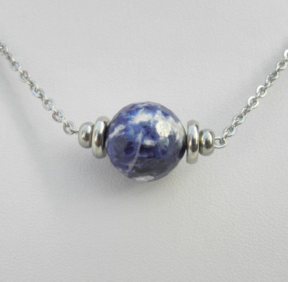 Solitaire ketting met blauwe ronde sodalietsteen en roestvrijstalen kralen