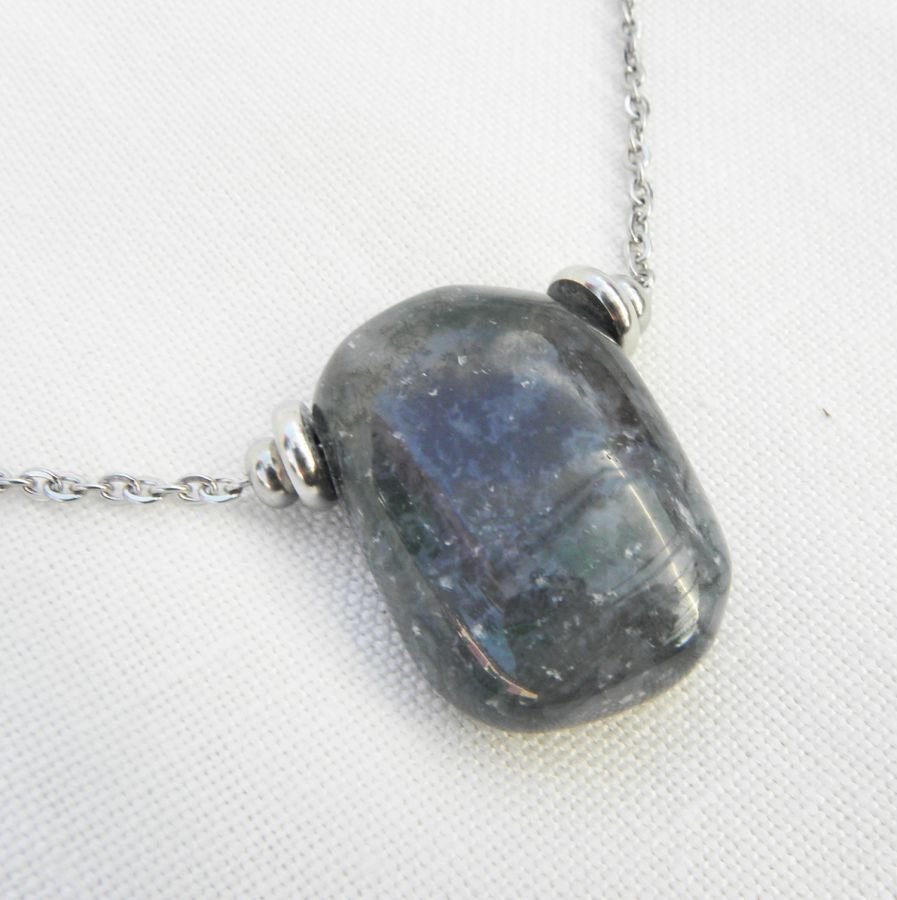 Solitaire ketting met blauwe rechthoekige sodalietsteen en roestvrijstalen kralen