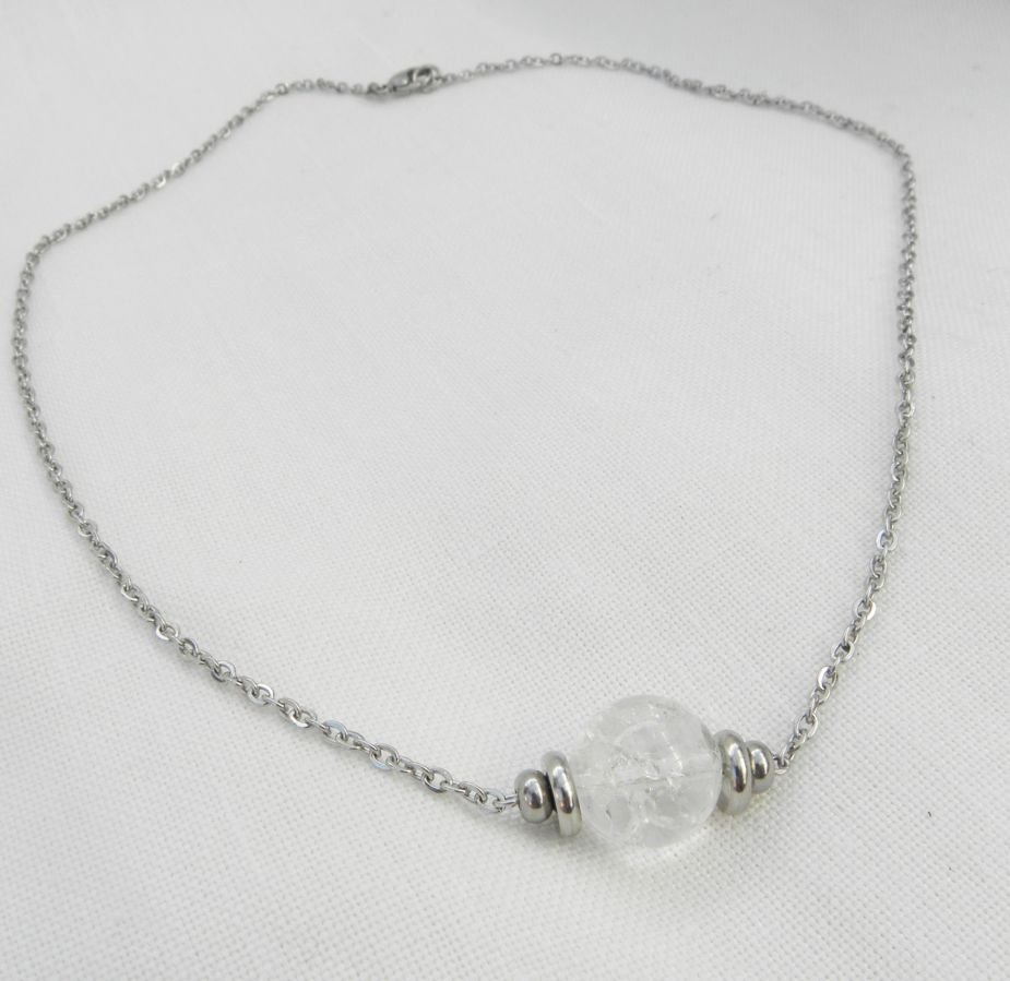 Solitaire ketting met ronde bergkristalsteen en roestvrijstalen kralen