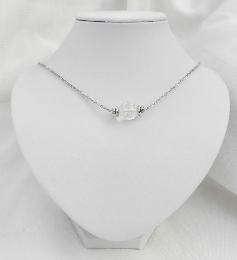 Solitaire ketting met ronde bergkristalsteen en roestvrijstalen kralen