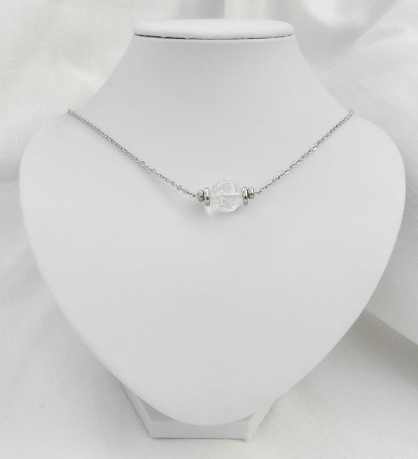 Solitaire ketting met ronde bergkristalsteen en roestvrijstalen kralen