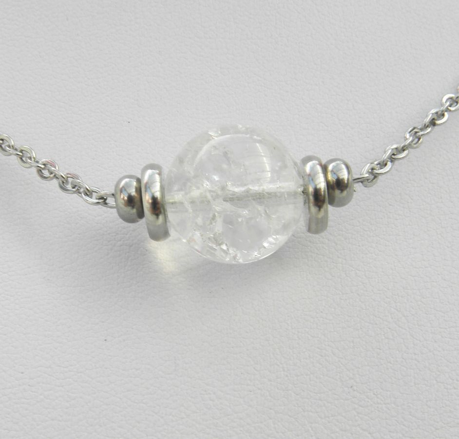 Solitaire ketting met ronde bergkristalsteen en roestvrijstalen kralen