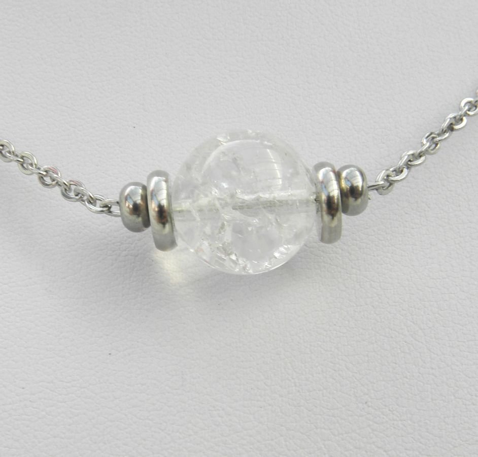 Solitaire ketting met ronde bergkristalsteen en roestvrijstalen kralen
