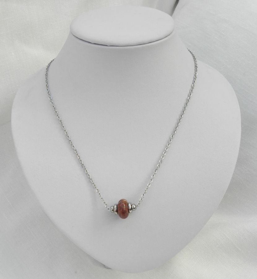 Solitaire ketting met bruine ronde jaspissteen en roestvrijstalen kralen