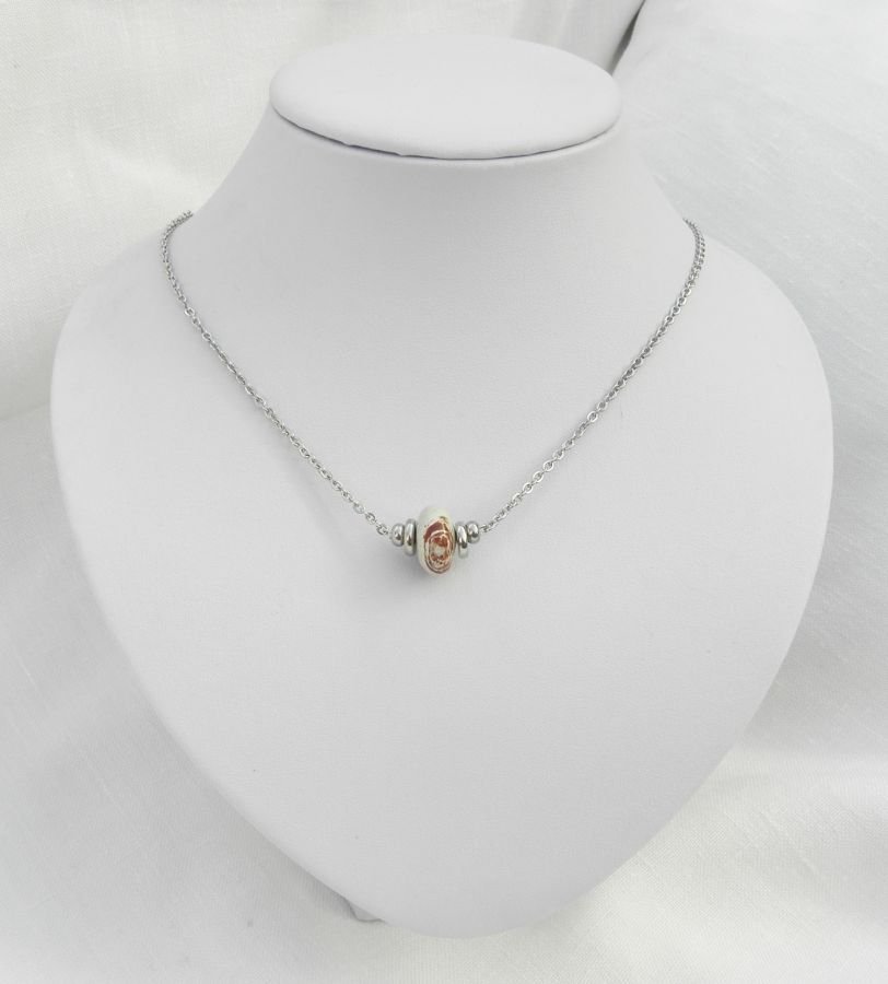 Solitaire halsketting met beige ronde jaspissteen en roestvrijstalen kralen