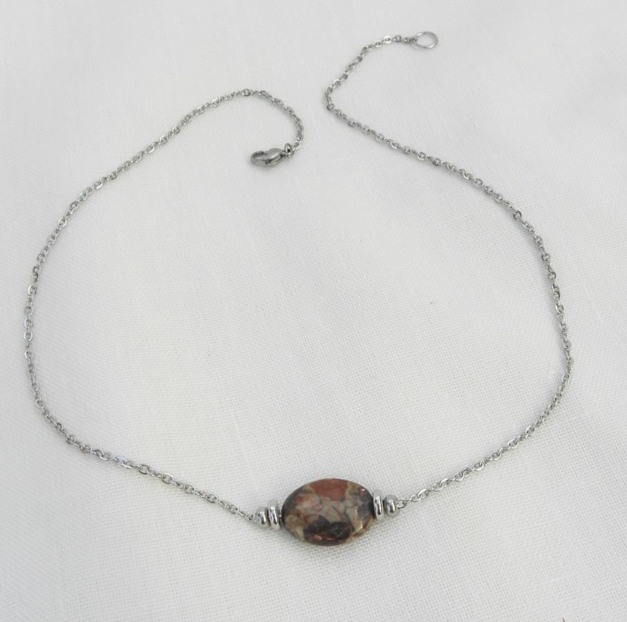 Solitaire ketting met ovale jaspissteen en roestvrijstalen kralen