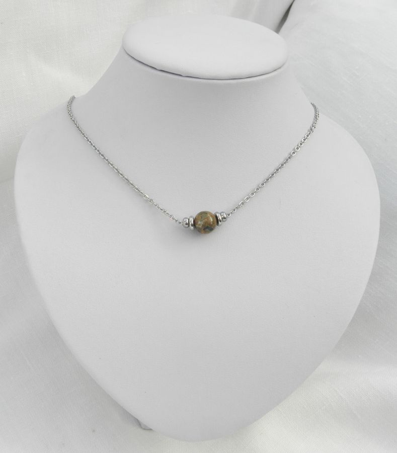 Solitaire ketting met ronde jaspissteen en roestvrijstalen kralen