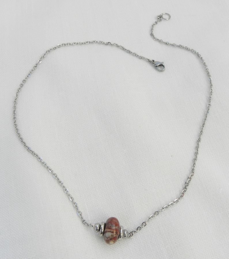 Solitaire ketting met bruine ronde jaspissteen en roestvrijstalen kralen