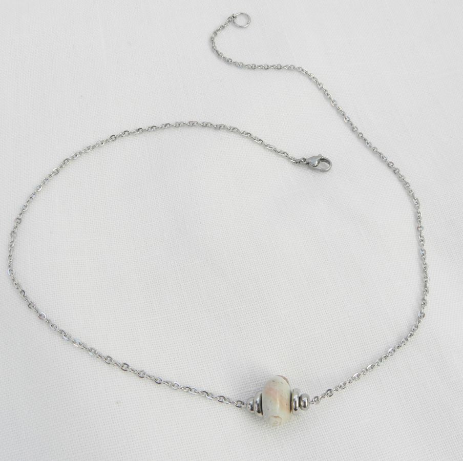 Solitaire halsketting met beige ronde jaspissteen en roestvrijstalen kralen