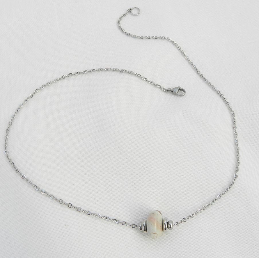 Solitaire halsketting met beige ronde jaspissteen en roestvrijstalen kralen