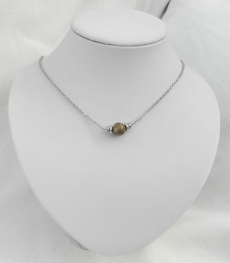 Solitaire ketting met ronde jaspissteen en roestvrijstalen kralen