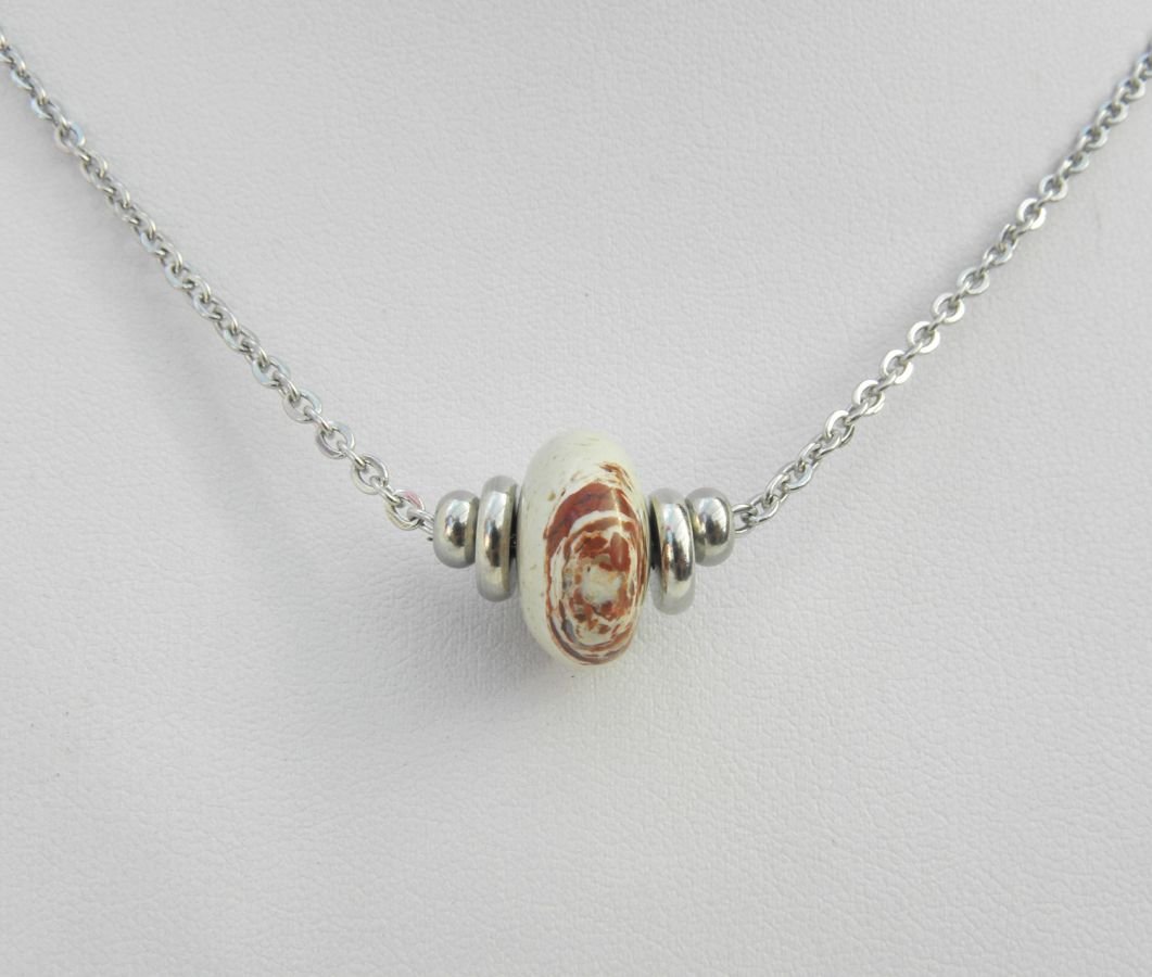 Solitaire halsketting met beige ronde jaspissteen en roestvrijstalen kralen