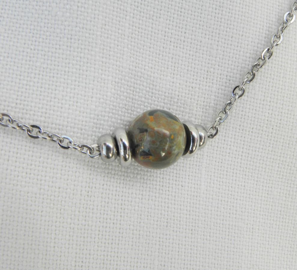 Solitaire ketting met ronde jaspissteen en roestvrijstalen kralen