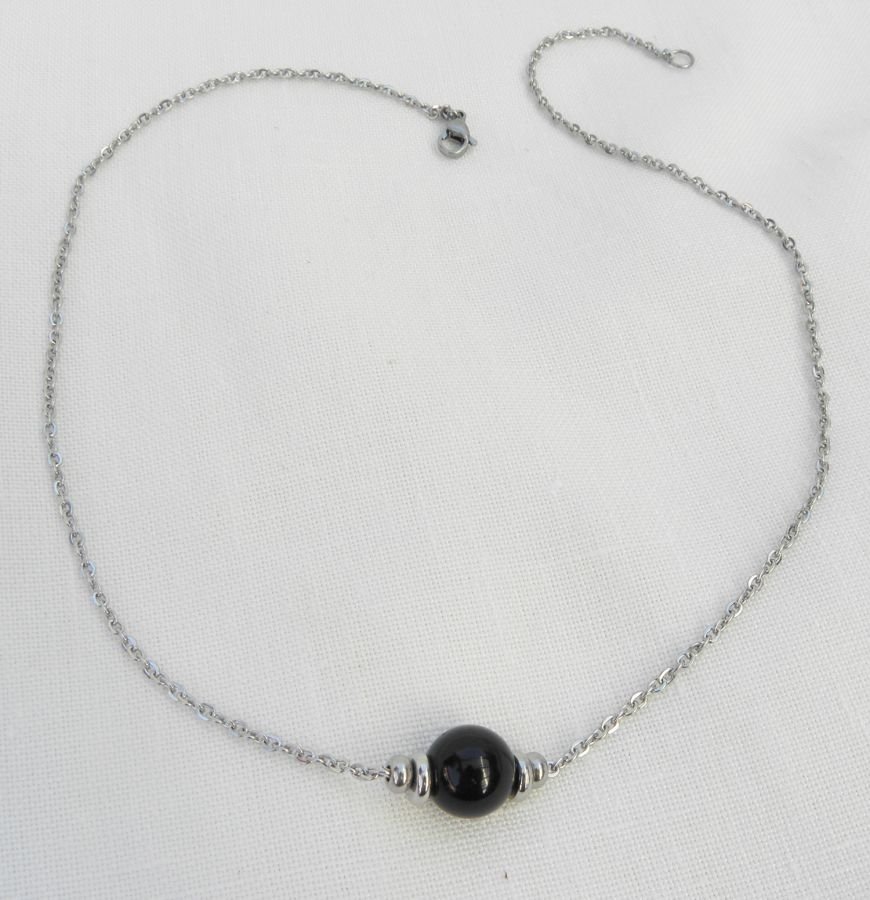 Solitaire ketting met ronde onyx steen en roestvrij stalen kralen
