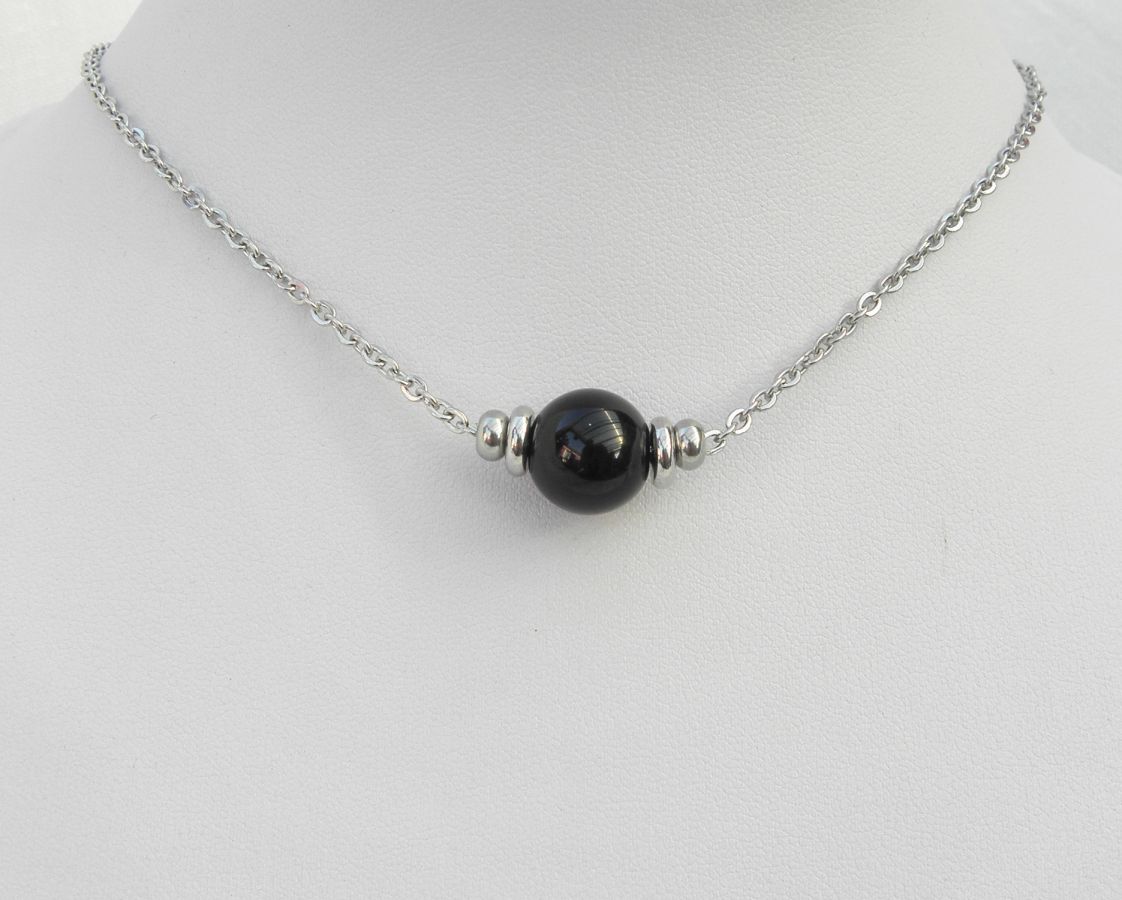 Solitaire ketting met ronde onyx steen en roestvrij stalen kralen