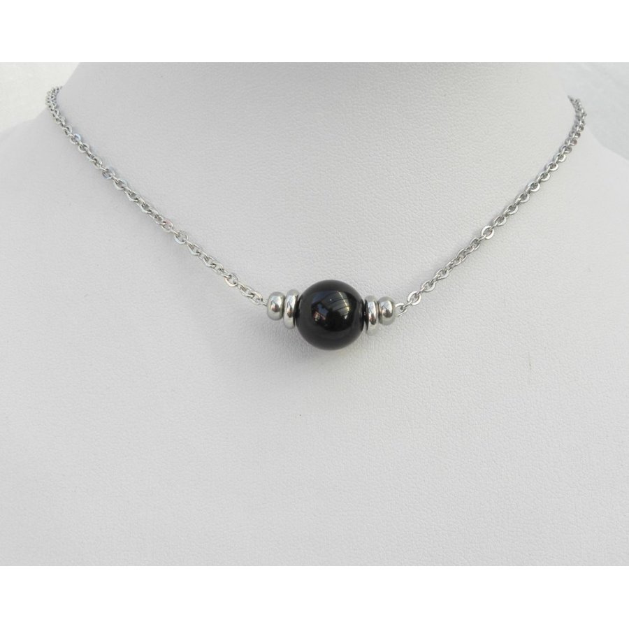 Solitaire ketting met ronde onyx steen en roestvrij stalen kralen