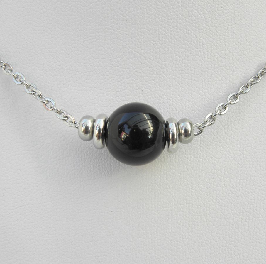 Solitaire ketting met ronde onyx steen en roestvrij stalen kralen
