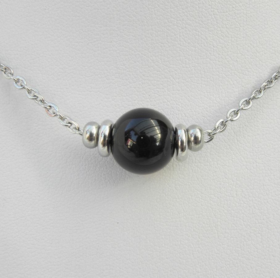 Solitaire ketting met ronde onyx steen en roestvrij stalen kralen