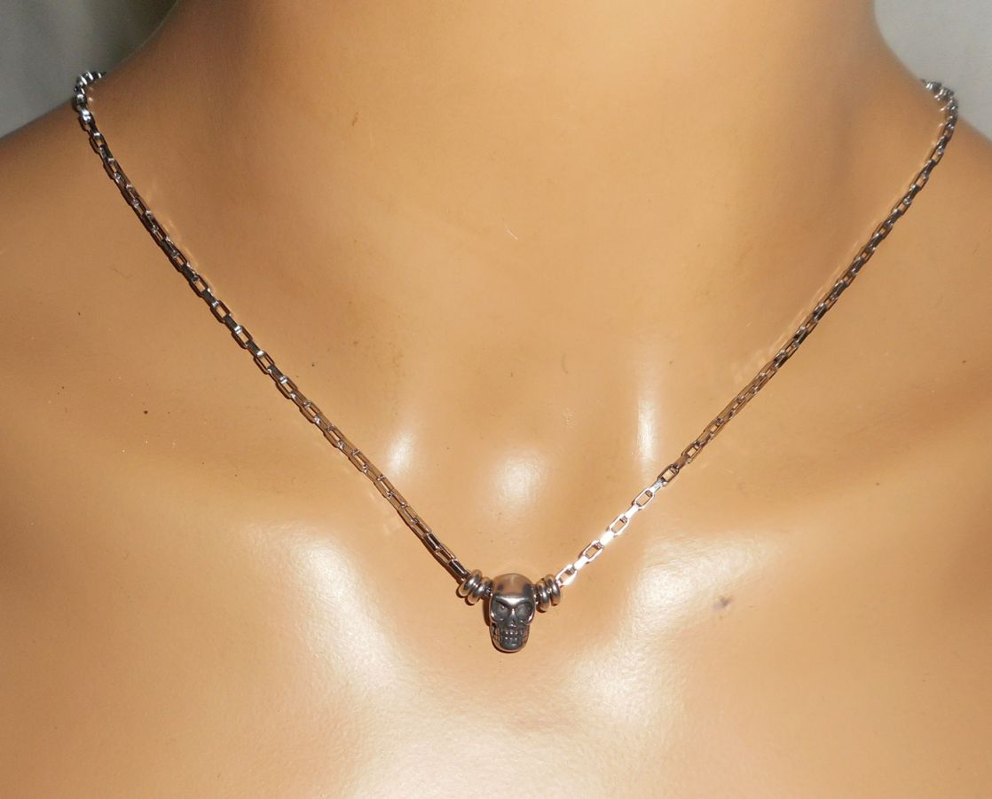 Schedel en gekruiste botten ketting aan roestvrij stalen ketting