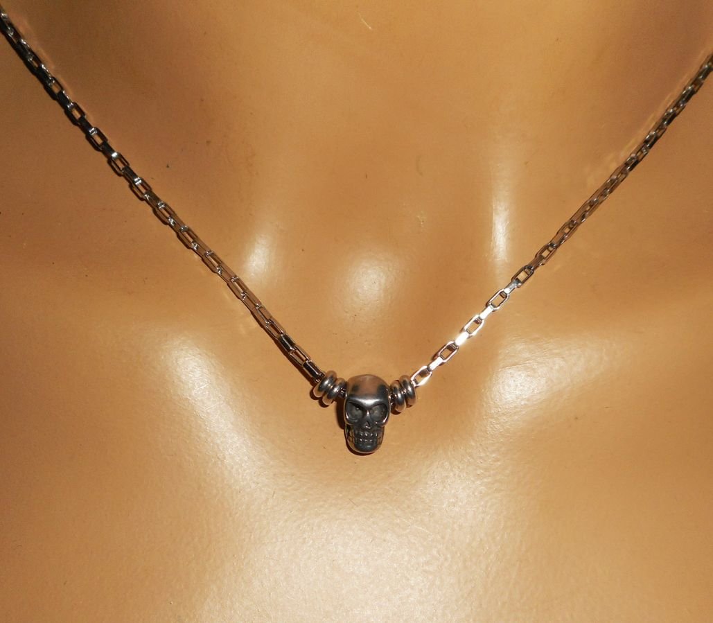 Schedel en gekruiste botten ketting aan roestvrij stalen ketting