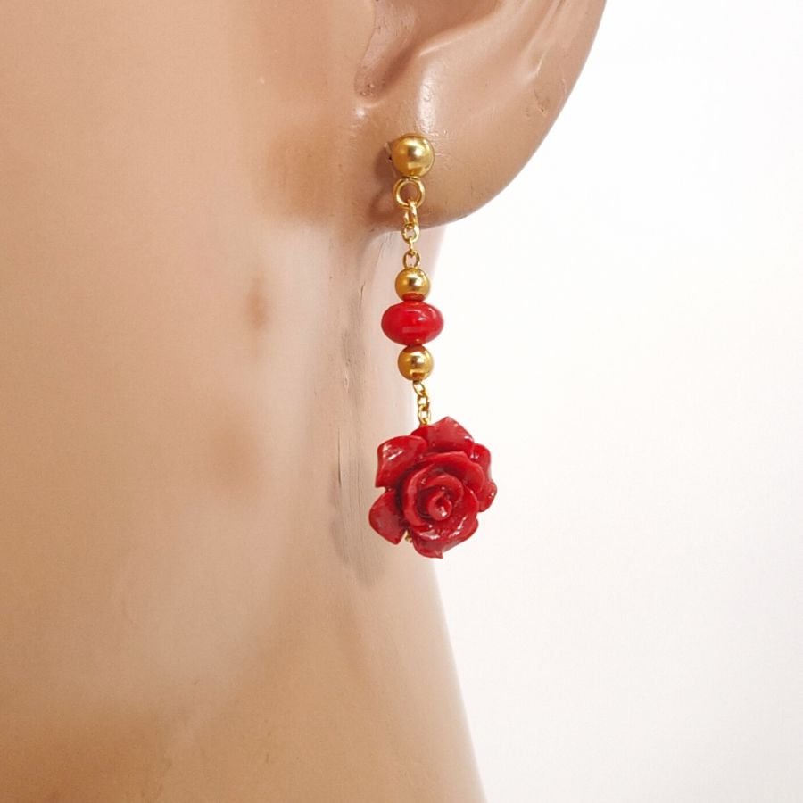 Ketting en oorbellen bezet met rode gorgonian rozen