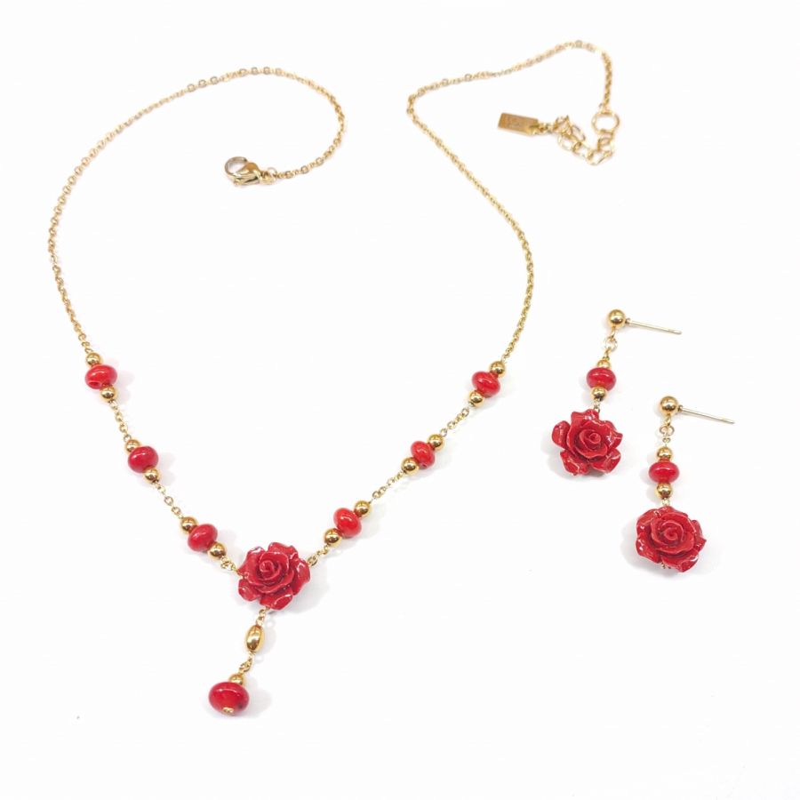 Ketting en oorbellen bezet met rode gorgonian rozen