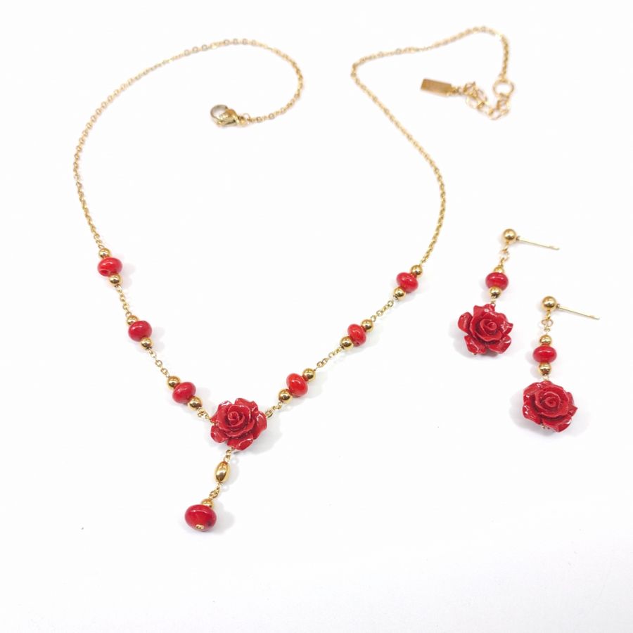 Ketting en oorbellen bezet met rode gorgonian rozen