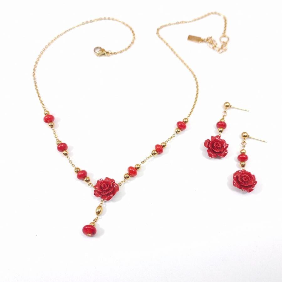 Ketting en oorbellen bezet met rode gorgonian rozen