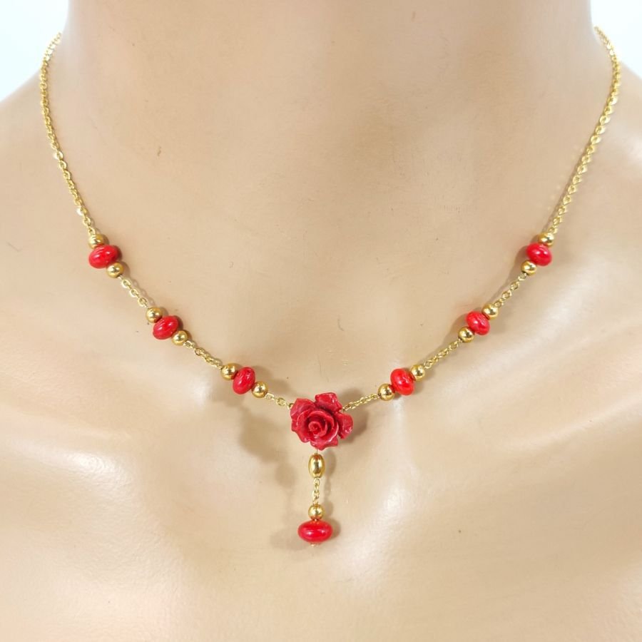 Ketting en oorbellen bezet met rode gorgonian rozen