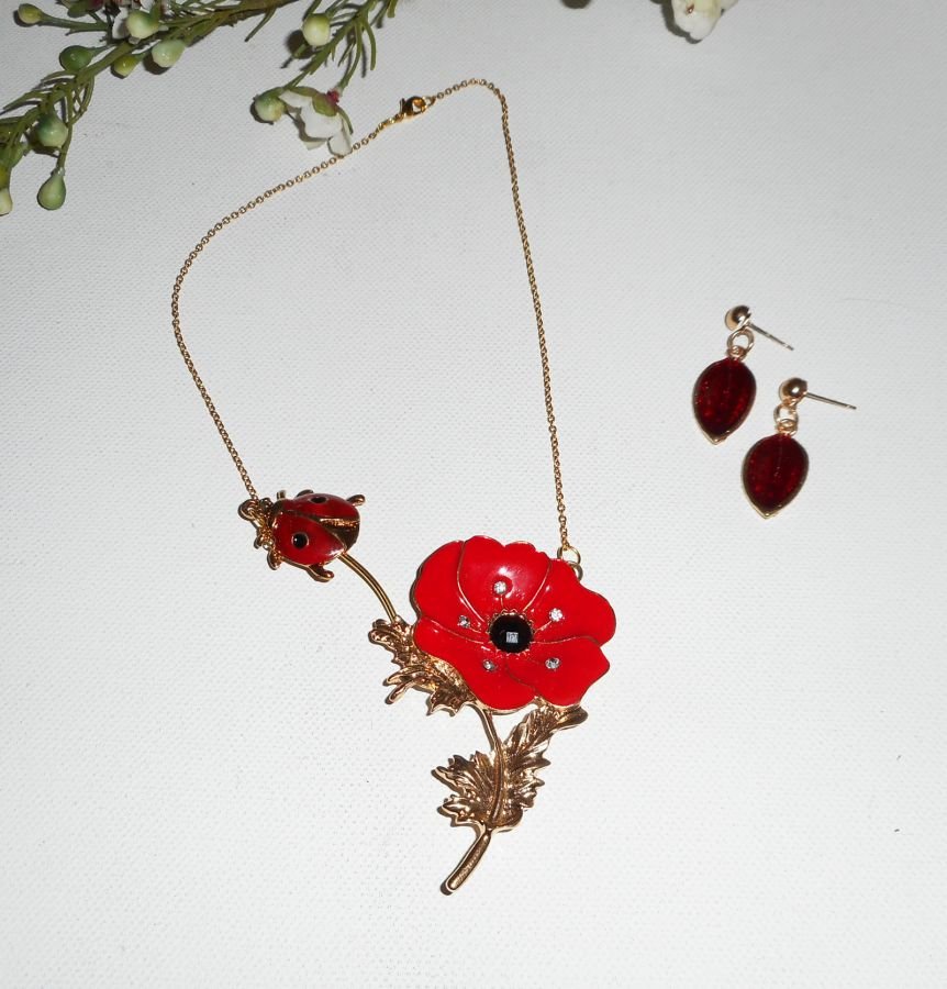 Klaproos en lieveheersbeestje ketting in rood email aan vergulde stalen ketting