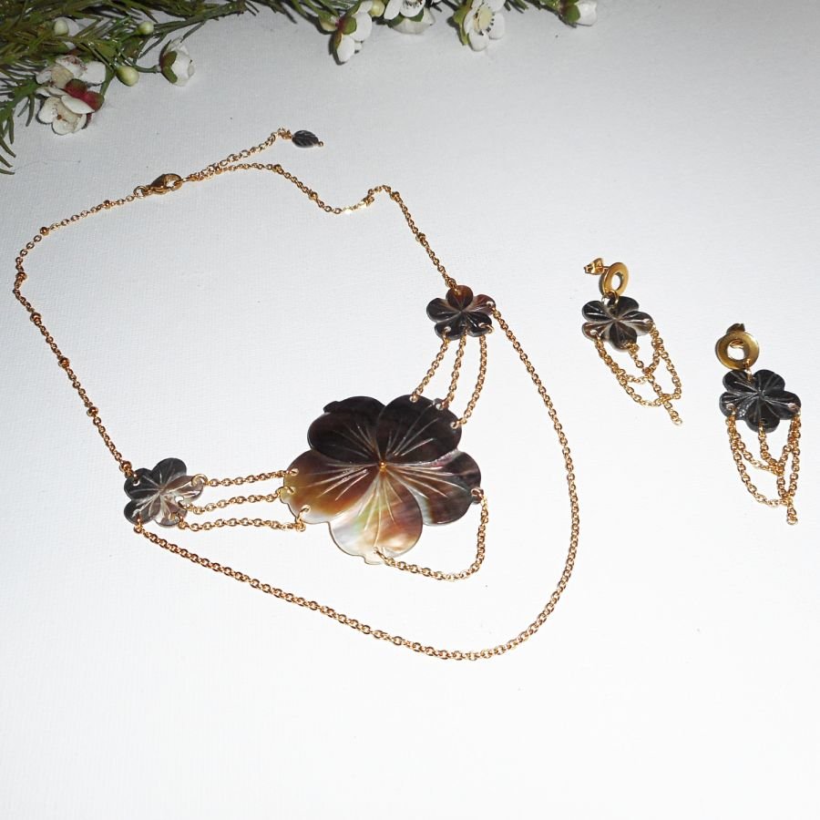 Parelmoer bloemenketting met gouden ketting