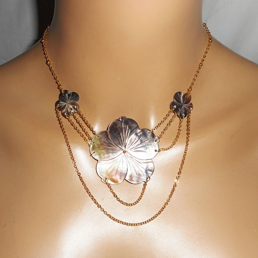 Parelmoer bloemenketting met gouden ketting