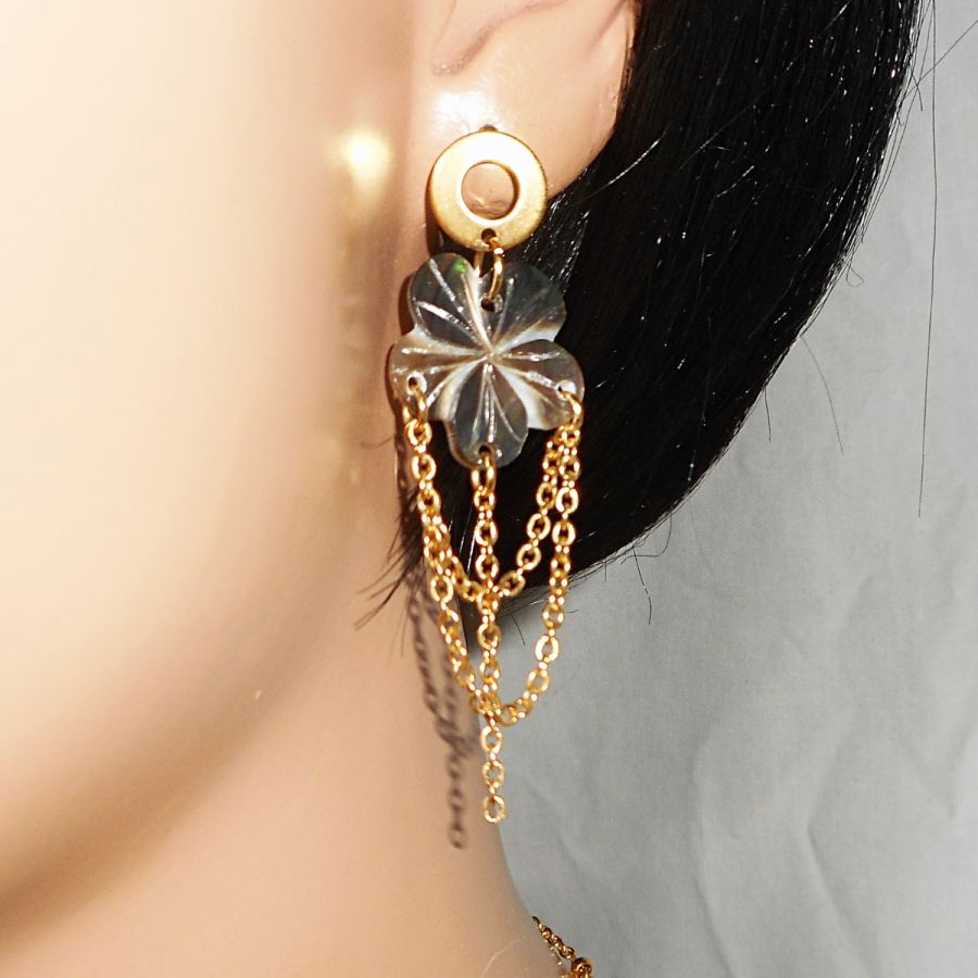 Parelmoer bloemenketting met gouden ketting