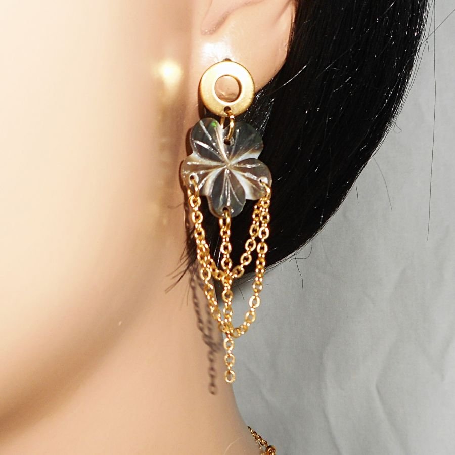 Parelmoer bloemenketting met gouden ketting