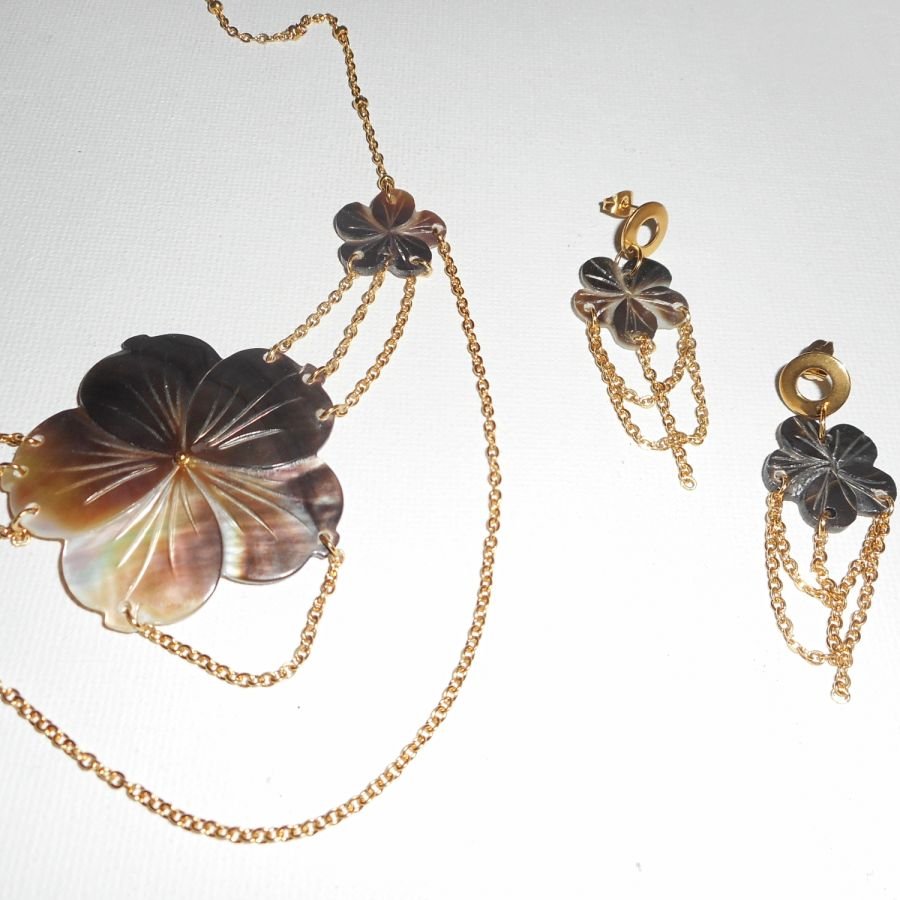 Parelmoer bloemenketting met gouden ketting