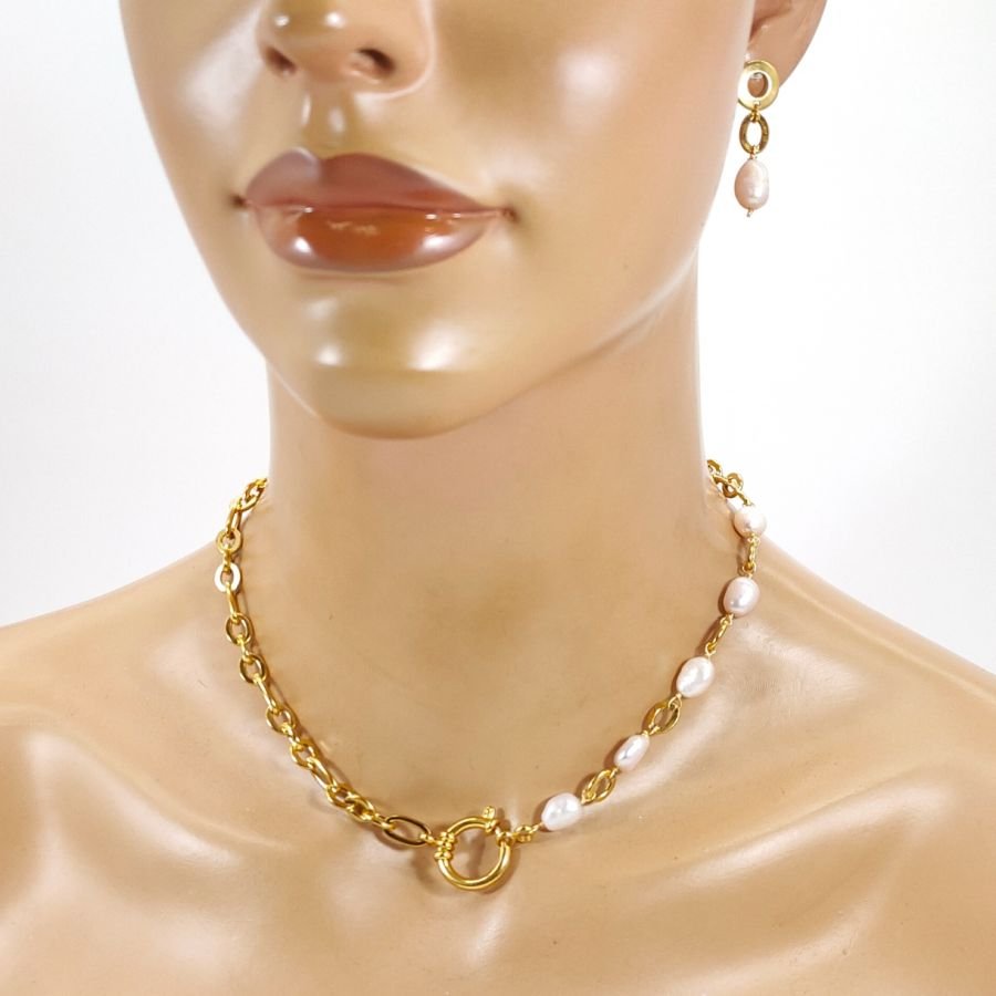 Ketting met grote ketting en barokke gekweekte parels