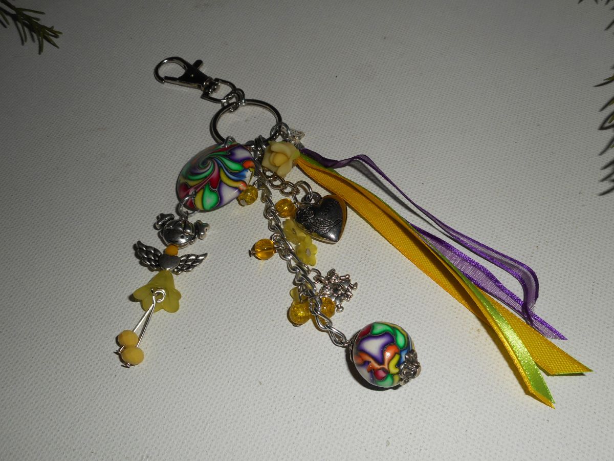Gele poppen sleutelhanger/tas sieraden met veelkleurige kralen en linten