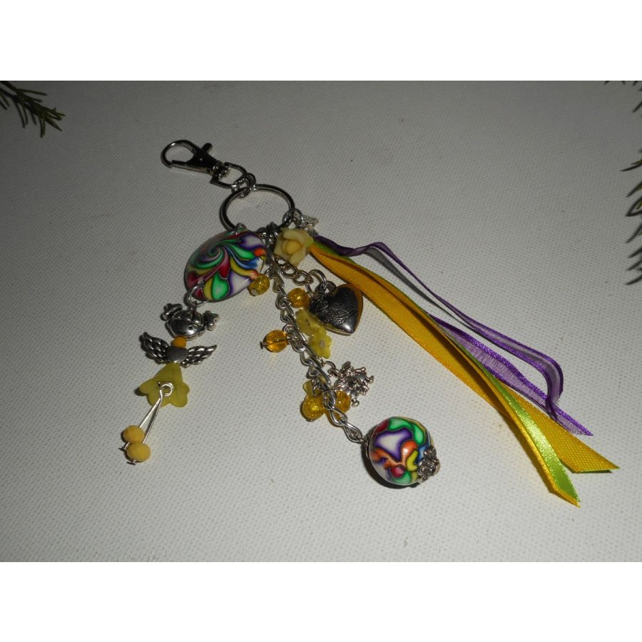 Gele poppen sleutelhanger/tas sieraden met veelkleurige kralen en linten