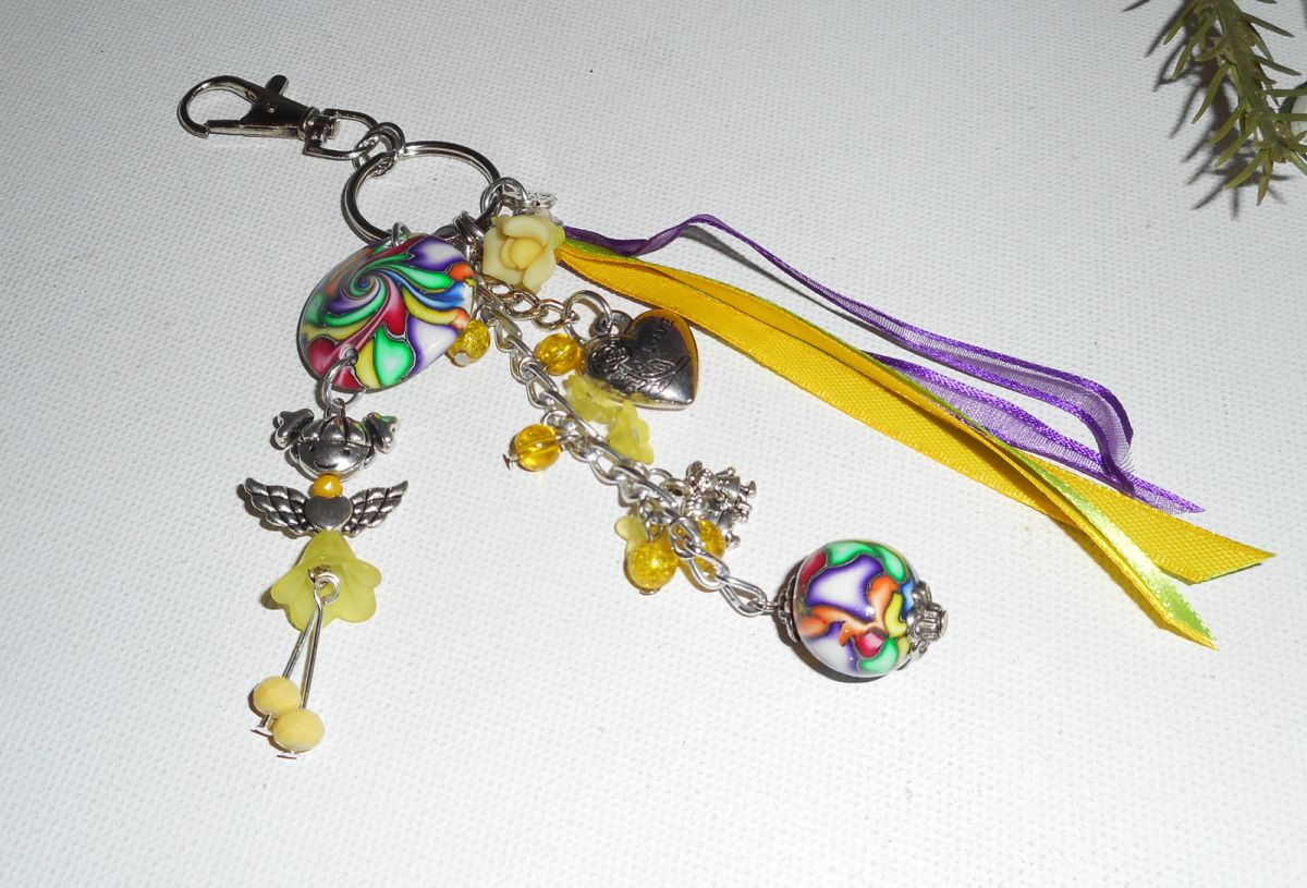 Gele poppen sleutelhanger/tas sieraden met veelkleurige kralen en linten