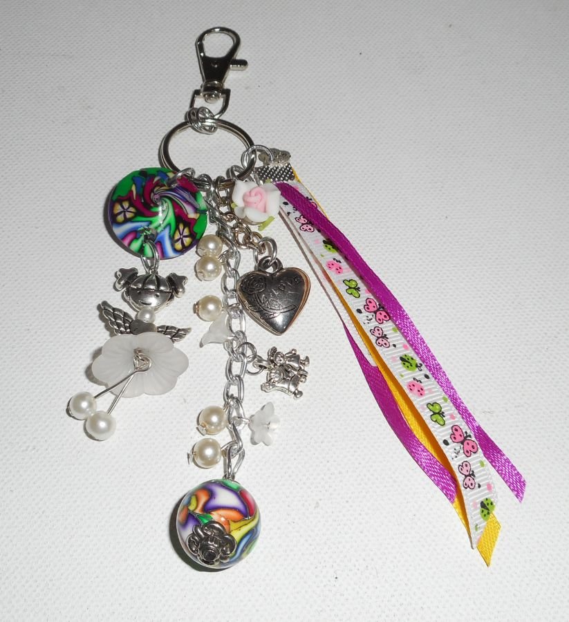 Sleutelhanger/tasjuwelen wit popje met kralen en veelkleurige linten