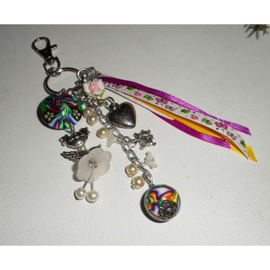 Sleutelhanger/tasjuwelen wit popje met kralen en veelkleurige linten